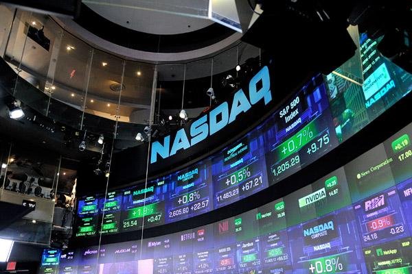 Intel stock price reacting to earnings
